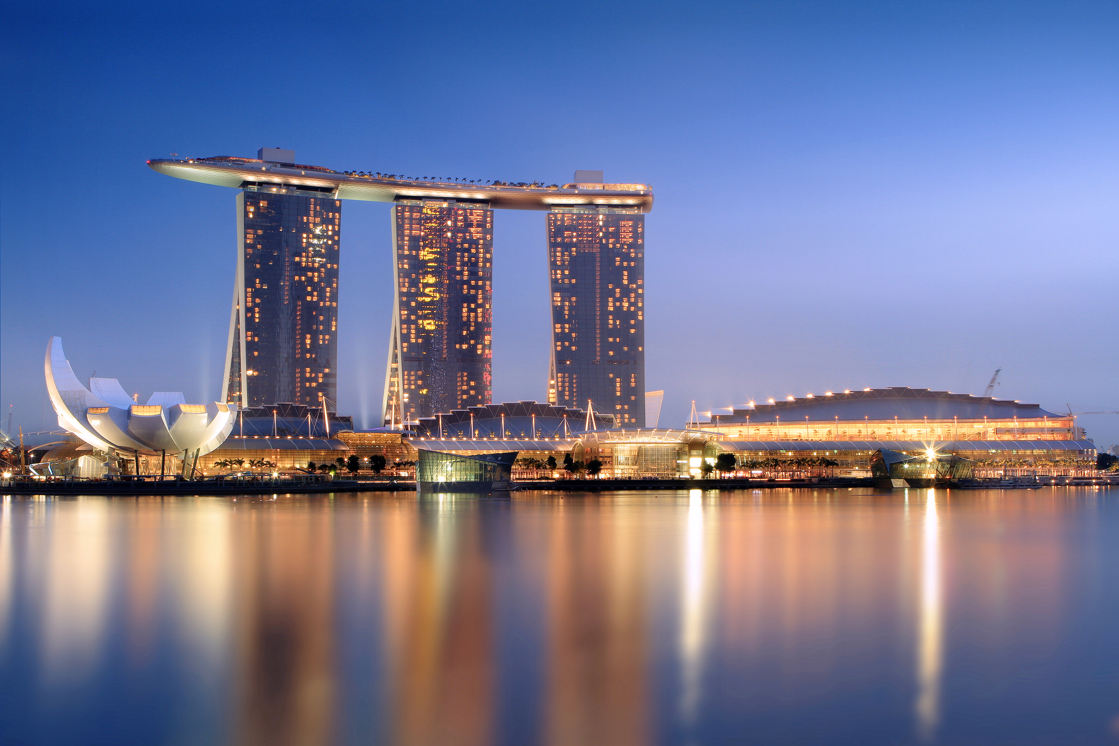 Marina Bay Sands: The Majesty of Luxury and Stunning Bottomless Pool in the Heart of Singapore